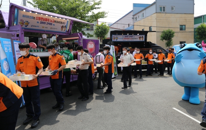 하이트진로가 운영하는 '감사의 간식차'에서 소방관들이 간식 배식을 하고 있다. 