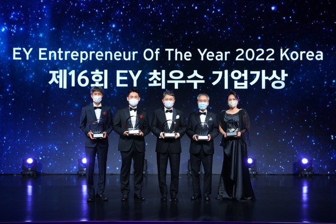 제16회 EY 최우수 기업가상 수상자들이 기념촬영하고 있다. (왼쪽부터 라이징 스타 부문 당근마켓 김재현 대표, 소셜 엔터프라이즈 부문 베어베터 김정호 대표, 마스터 KG그룹 곽재선 회장, 패밀리 비즈니스 부문 인탑스 김재경 회장, 여성 기업가 부문 하이랜드푸드 윤영미 대표사진=EY한영)