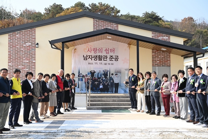 석성1만사랑회는 지난 11일 김장호 구미시장과 장애인 학부모 등 관내 지역주민 100여명이 참석한 가운데 경북 구미시 도개면에 위치한 ‘석성 나눔의 집 7호점’ 준공·입주식을 가졌다.