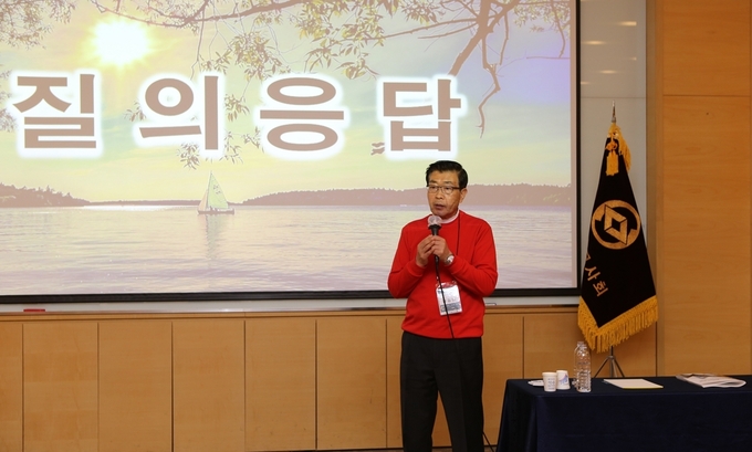 원경희 회장이 지역회장들과 질의응답을 갖고 있다. 