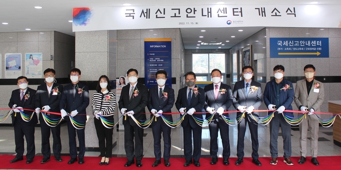 용인세무서 국세신고안내센터 개소식에 참석한 김진현<왼쪽 다섯번째> 중부청장과 오대규 용인서장 및 직원들이 축하 테이프 절단식 갖고 있다.