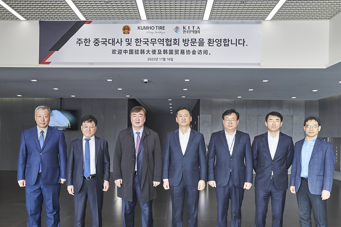  (왼쪽부터) 곡금생 중국 경제공사, 정만기 한국무역협회 부회장, 싱하이밍 주한중국대사, 정일택 금호타이어 대표이사와 금호타이어 관계자들이 사진 촬영을 하고 있다.