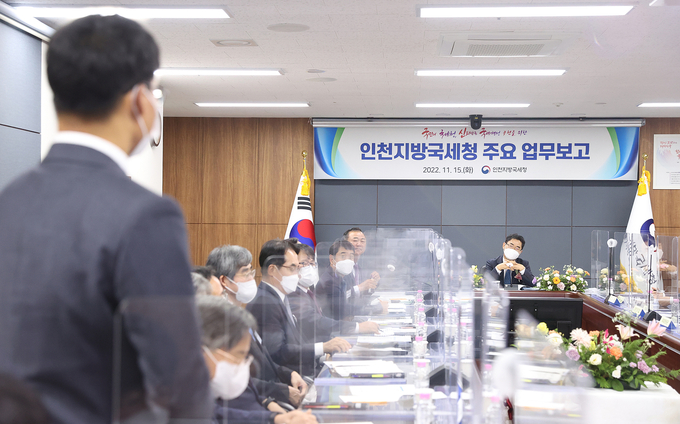 김창기 국세청장이 지난 15일 취임 후 첫 현장순시로 인천청을 방문해, 토론형 업무보고를 주재하고 있다.