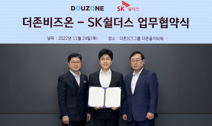 더존비즈온은 지난 24일 서울 중구 더존을지타워에서 SK쉴더스와 전략적 업무협약을 체결했다.