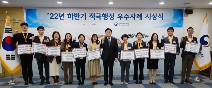 김진현(왼쪽 7번째) 중부지방국세청장은 28일 올 하반기 적극행정 우수사례 시상식을 열고, 직원들을 격려했다.