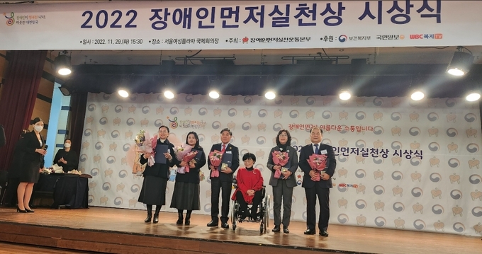 조용근<왼쪽 세번째> 석성1만사랑회 회장이 보건복지부장관상을 수상하고 수상자들과 기념사진을 찍고 있다. 