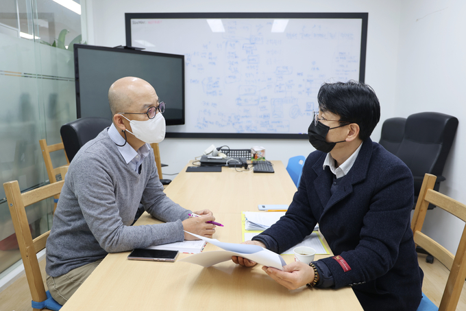 (주)스토리헨지 김병록<왼쪽> 대표가 서울세관 구로지원센터 이종렬 관세행정관에게 컨설팅을 받고있다.