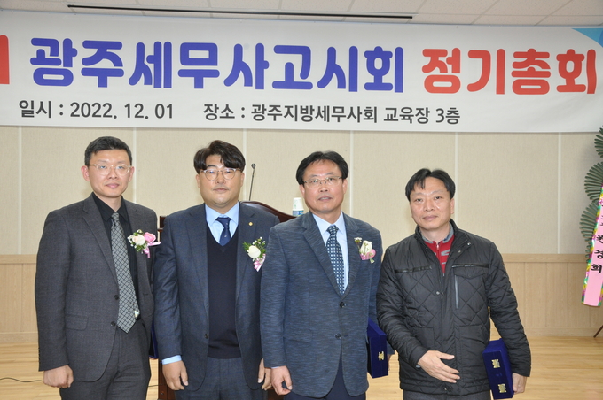 김진환 전 고시회장<오른쪽 두번째>, 장재원 총무이사<왼쪽>, 김영빈 재무이사<오른쪽>에게 각각 공로패가 수여됐다.
