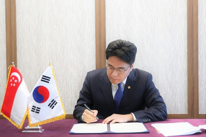 윤태식 관세청장이 싱가포르와 FTA 무역서류 전자적 교환에 관한 양해각서에 서명하고 있다.