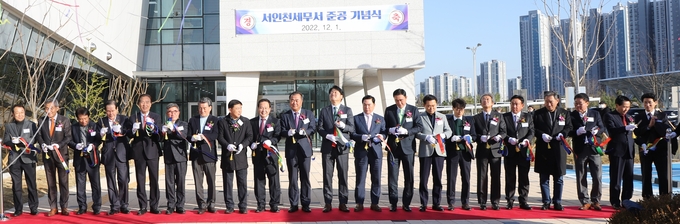 서인천세무서 신축청사 준공식이 1일 개최된 가운데, 참석자들이 테이프 커팅식을 진행하고 있다.