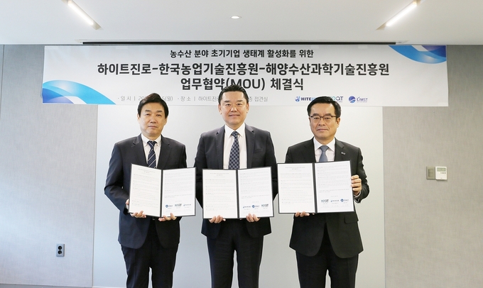 왼쪽부터 오운열 해양수산과학기술진흥원장, 김인규 하이트진로 대표이사, 안호근 한국농업기술진흥원장이 업무협약을 체결하고 있다. 