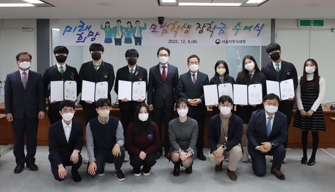 서울청은 6일 본관 7층 대회의실에서 대동세무고 모범학생 7명에게 장학금을 수여하고 희망도서를 전달했다.