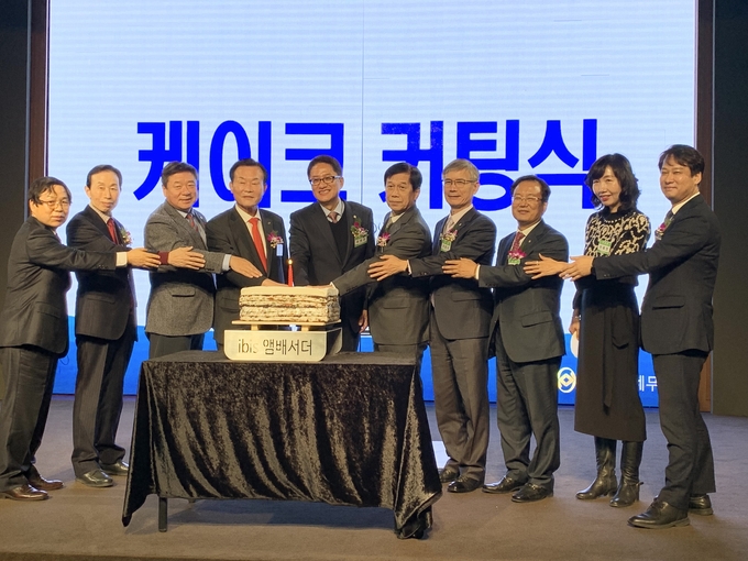 왼쪽부터 이중건 중부회 부회장, 한헌춘 윤리위원장, 김명진 인천회장, 김완일 서울회장, 유영조 중부회장, 신광순·정범식·이금주 전 중부회장, 천혜영 중부회 부회장, 김신언 세무사회 연구이사가 떡 케이크 절단식을 갖고 있다. 