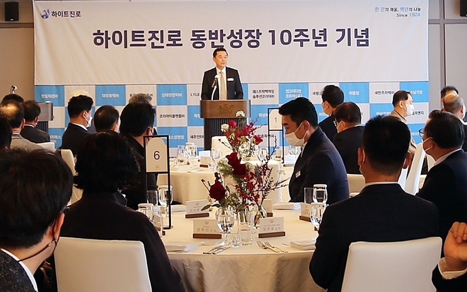하이트진로는 지난 6일 조선팰리스 서울 강남에서 동반성장 및 상생협력 10주년 기념 오찬 행사를 진행했다. 