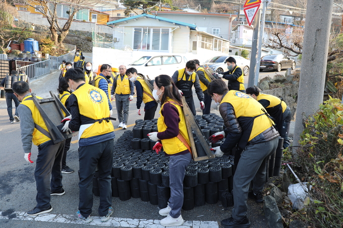 부산청 직원들이 연탄 배달 봉사를 하고 있다.