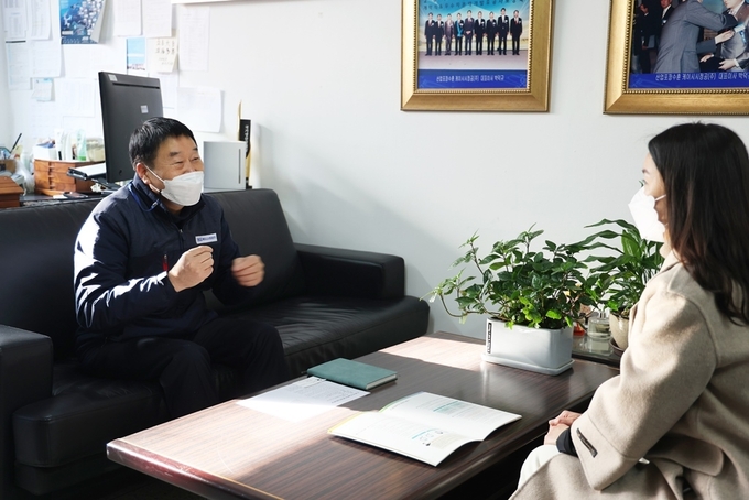 케이시시정공(주) 박덕규 대표<왼쪽>가 조민희 서울세관 관세행정관에게 컨설팅을 받고 있다.