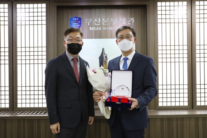 고석진(왼쪽) 부산본부세관장이 이랜드그룹으로부터 감사패를 받고 있다.