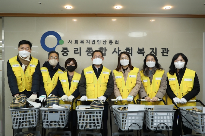 이경열 대전국세청장<왼쪽 네번째>이 직원들과 함께 독거노인에 도시락 배달 등 따뜻한 이웃사랑을 실천하고 있다.