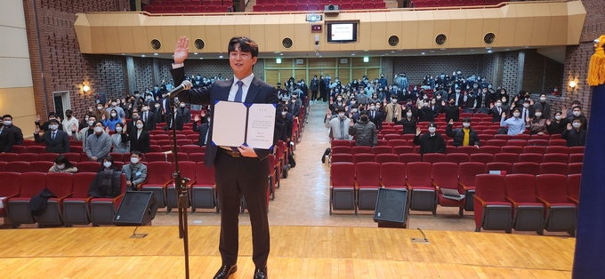 59기 동기 회장에 선출된 강현호 세무사가 신입회원 입회선서를 하고 있다.