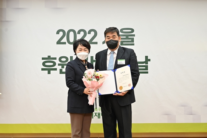 금호타이어가 초록우산어린이재단의 ‘2022년 후원 감사의 날’ 행사에서 서울특별시장 표창을 수상했다. (왼쪽부터) 김선순 서울시 여성가족정책실장과 강진구 금호타이어 경영지원팀장이 기념촬영을 하고 있다.