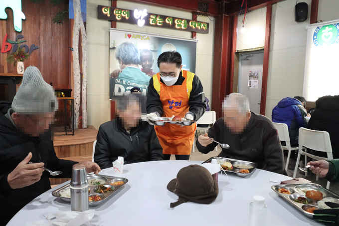 강민수 서울청장이 배식봉사를 하고 있다.