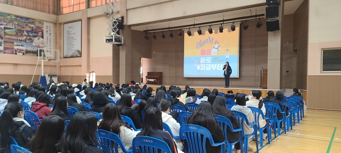 한국주류산업협회는 지난달 21일부터 이달 20일까지 대학수학능력시험을 마친 전국 고등학교 3학년을 대상으로 건전음주교육을 실시한다.