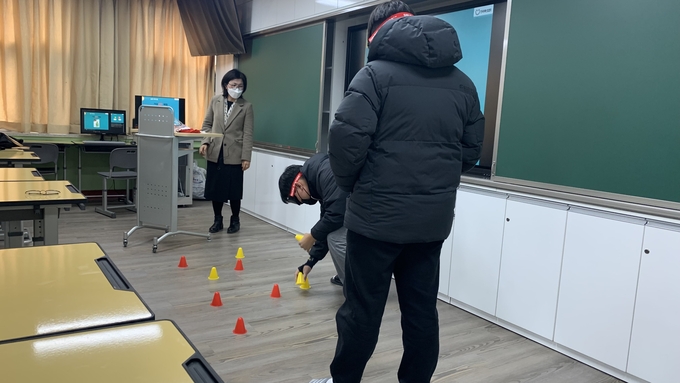 고3 학생들이 고글을 쓰고 가상 음주 체험을 하고 있다. 