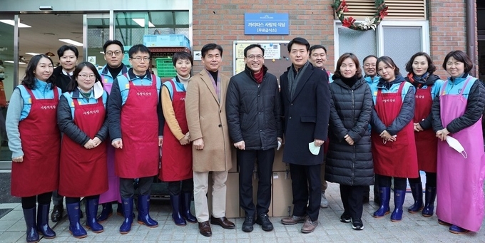 정승환 서울세관장(앞줄 여섯번째)은 22일 까리따스 수녀회가 운영하는 무료급식소에서 직원들과 함께 봉사활동을 전개했다.