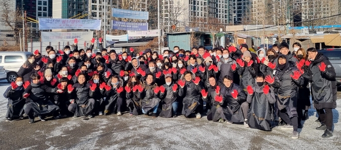 삼정KPMG Deal Advisory5본부 임직원 100여명이 개포동 구룡마을의 에너지 취약계층에 연탄을 전달하고 있다. (사진=삼정KPMG)