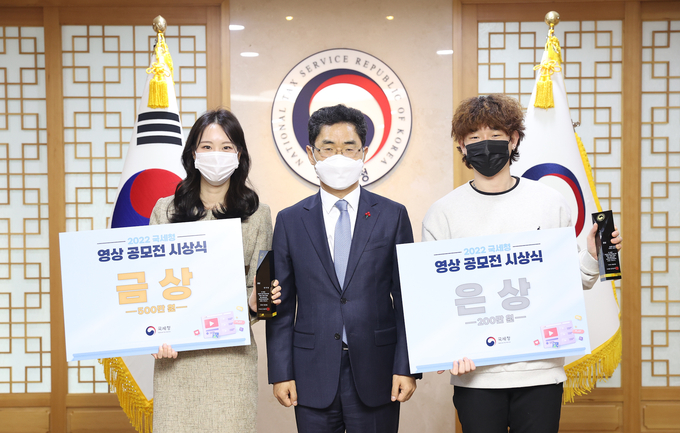 김창기<왼쪽 두번째> 국세청장이 2022 국세청 영상 공모전 시상식에서 수상자들과 기념사진을 촬영하고 있다.<사진=국세청>