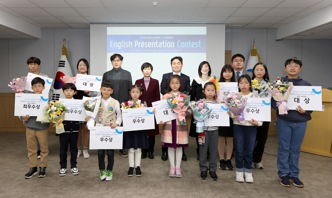 더존에듀캠이 춘천시청에서 진행한 ‘Hello 춘천 영어 PT 콘테스트’ 시상식에서 윤성태 대표(뒷줄 왼쪽 다섯번째)가 수상자들과 기념 촬영을 하고 있다.