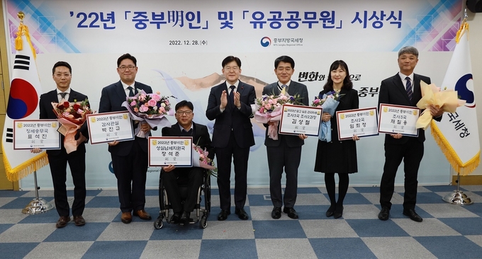 닮고 싶은 관리자에 선정된 김상철<오른쪽 세번째> 조사3국2과장과 明인에 선정된 중부청 직원들.