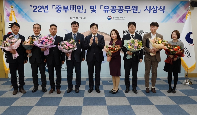 김진현<사진 중앙> 중부지방국세청장이 올해 선정된 모범공무원을 축하하고 있다.