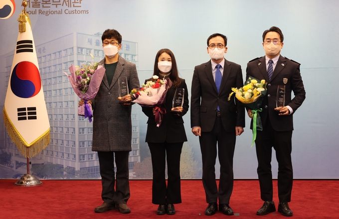 정승환 서울본부세관장이 올해의 서울본부세관인 및 12월 으뜸이로 선정된 직원들과 기념촬영을 하고 있다.<왼쪽부터 이상문 주무관, 조민희 주무관, 정승환 세관장, 채형준 주무관>