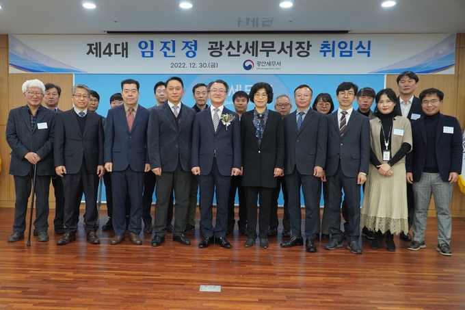 임진정 광산세무서장의 취임식이 끝난 후 과·계장들과 함께 기념촬영을 하고 있다.