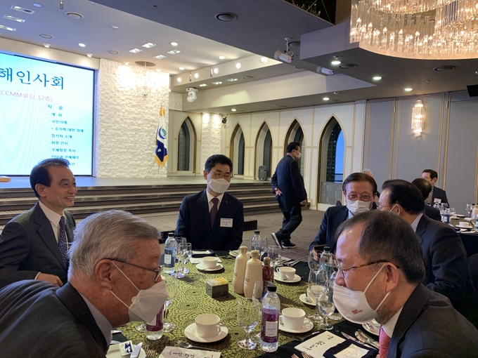 전형수 국세동우회장, 김창기 국세청장, 이건춘 전 장관 등이 환담을 나누고 있다. 