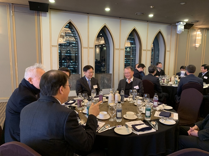 새해 인사회에는 김덕중 전 국세청장, 한승희 전 국세청장 등 전직 국세청장들도 참석했다. 