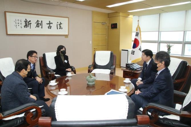 유영조 회장과 이중건·천혜영 부회장은 간담회에 앞서 김진현 중부청장을 예방하고 원활한 국세행정을 위한 상호 협력방안에 대해 논의했다.(왼쪽부터 이중건 부회장, 유영조 중부회장, 천혜영 부회장, 김진현 중부청장, 김오영 성실납세지원국장)