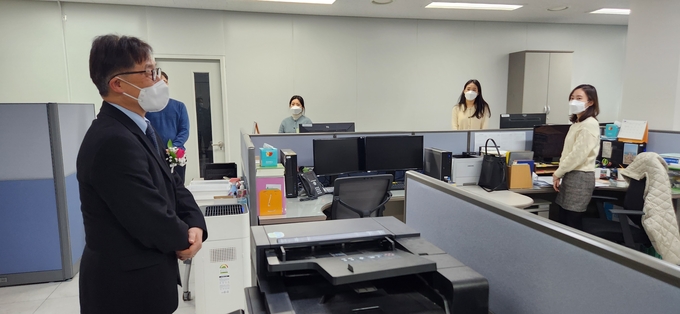 최재형 의원은 종로세무서 각 부서를 돌며 직원들을 격려했다. 