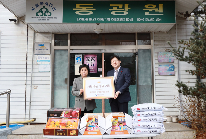 김진현 중부청장은 17일 수원시 소재 사회복지시설 동광원을 찾아 위문품과 성금을 전달했다.