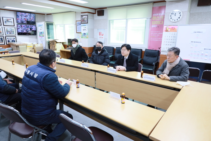 김진현 중부청장은 심우현 북수원시장 상인회장 등과 만나 애로사항을 경청했다.
