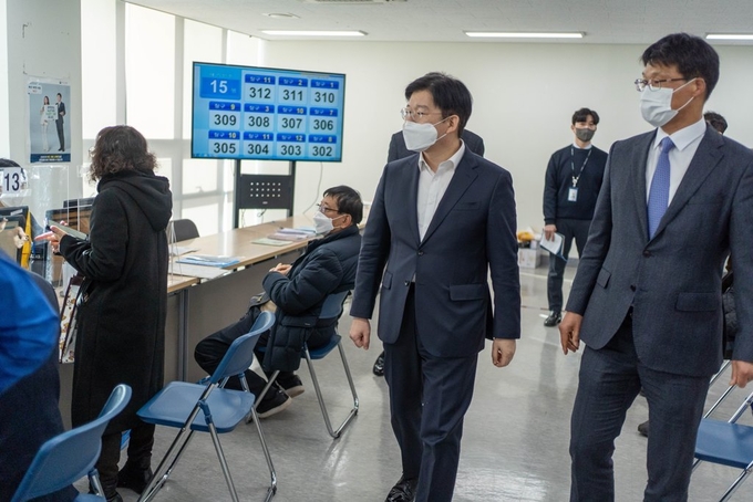 김진현 중부청장이 지난 16일 안산세무서를 방문해 자기작성창구를 살피고 있다.