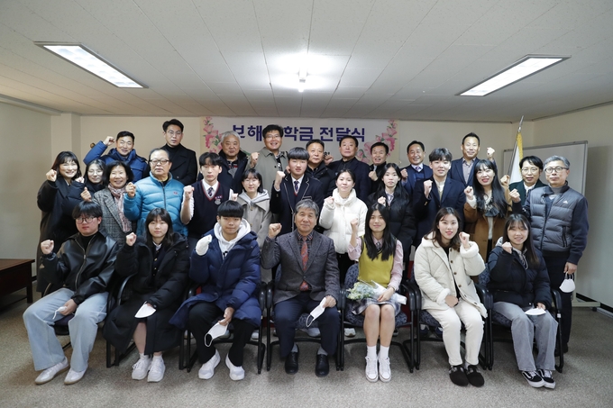 보해장학회는 광주전남 대학생과 중고교생 등 71명에게 총 4천970만원의 장학금을 지급했다.