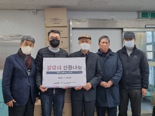 관세동우회 관우봉사단원들이 지난 18일 동작동에 소재한 장애인작업장을 찾아 설맞이 선물을 기증하고 있다.