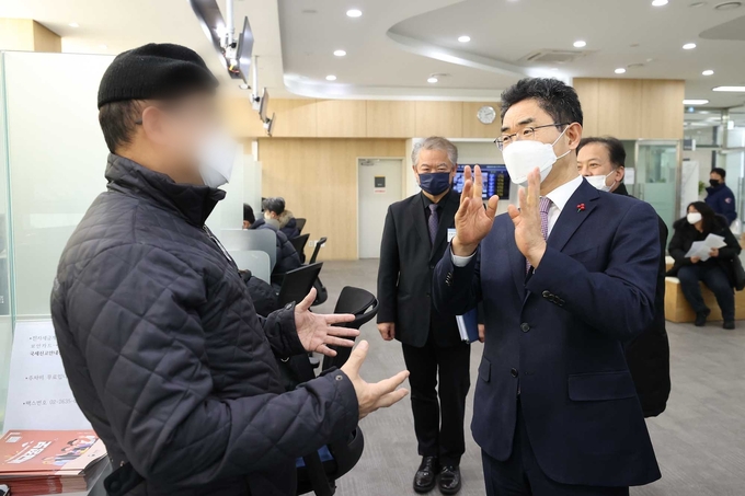 김창기 국세청장이 강서세무서 부가세 신고도움창구를 찾은 방문자들에게 어려운 점이 없는지 듣고 있다.<사진=국세청>