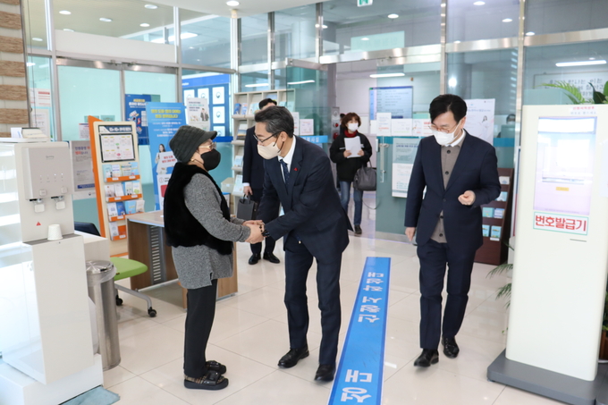 장일현 부산청장이 울산세무서 부가세 신고창구에서 방문민원인과 악수를 하고 있다.(사진=부산청)