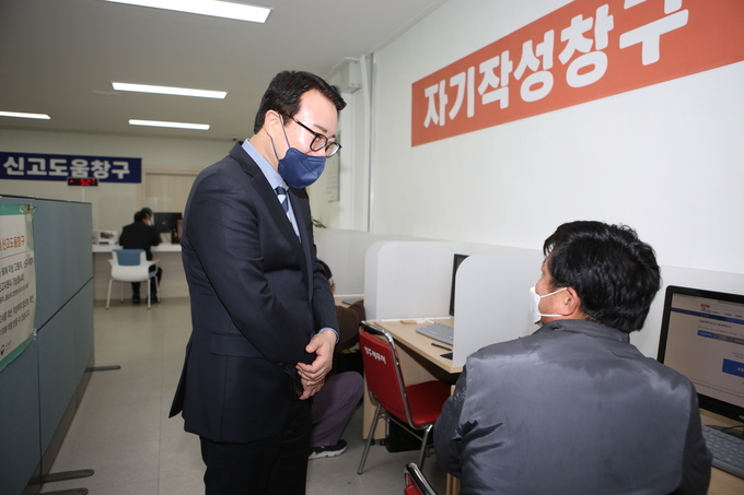 정철우 청장이 영주세무서를 방문해 부가가치세 신고도움창구를 살펴보고 있다.