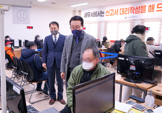 북대구세무서를 찾은 정철우 청장이 부가가치세 신고도움창구를 둘러보고 있다.
