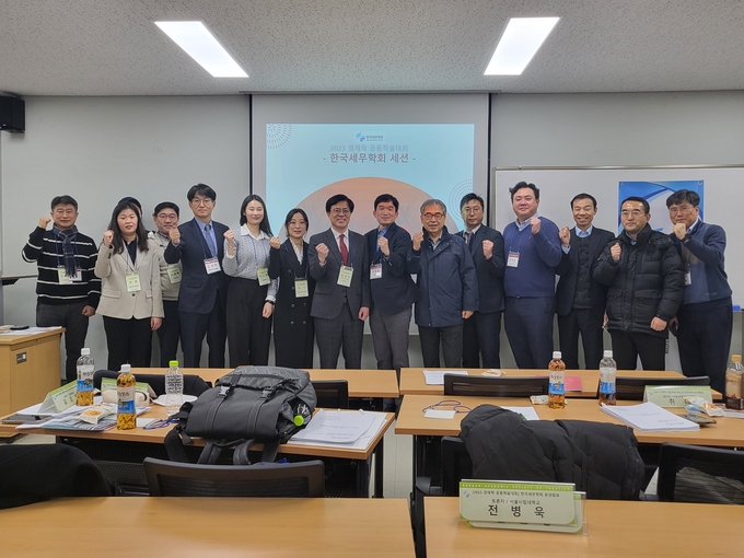 이호섭씨는 2일 경제학 공동학술대회에서 :"조세 회피 목적이 명백하게 입증되지 않는 한 가공거래가 아닌 실질적 거래에 대해서는 부가가치세 매입세액 공제를 허용하는 것이 납세자 권익 제고에 기여한다"고 발표했다.