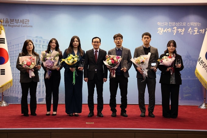 정승환 서울세관장이 1월 으뜸이로 선정된 직원들과 기념촬영하고 있다.(왼쪽부터 이미래·박시현·권은진 주무관, 정승환 세관장, 고경일·정하규·최영숙 주무관)